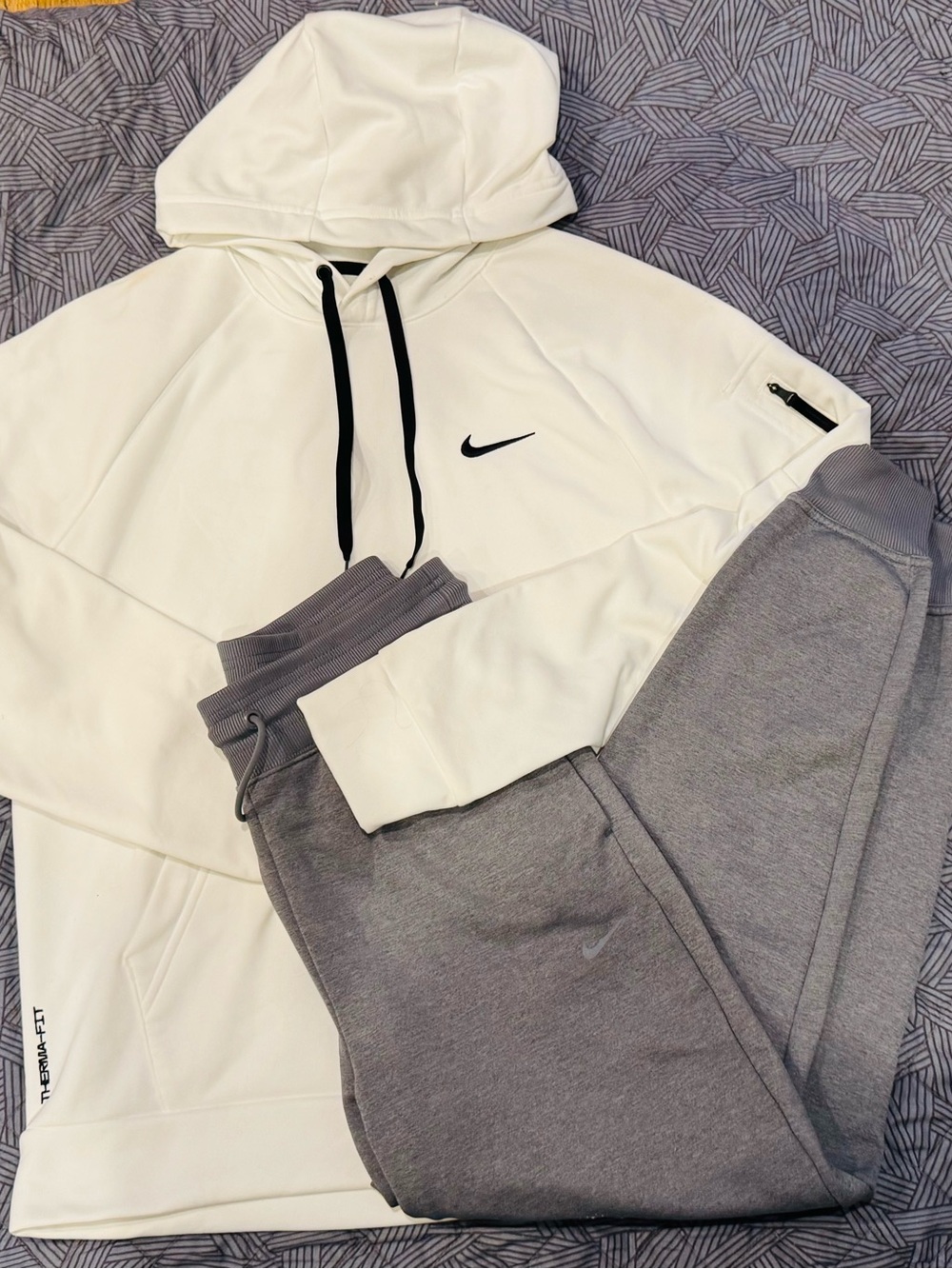 Nike Women’s Therma-FIT Hoodie & Jogger Set White Gray Size Small